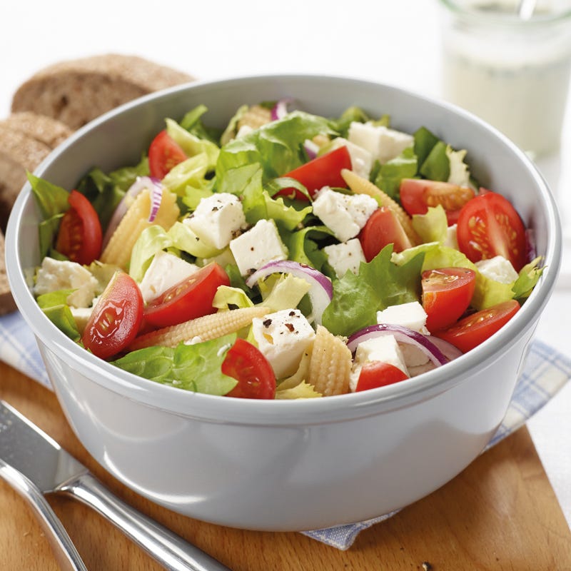 Bunter Salat mit Schafskäse