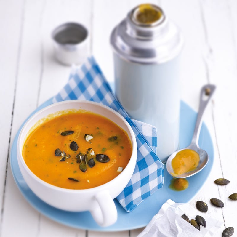 Süßkartoffel-Karotten-Suppe mit Kürbiskerntopping