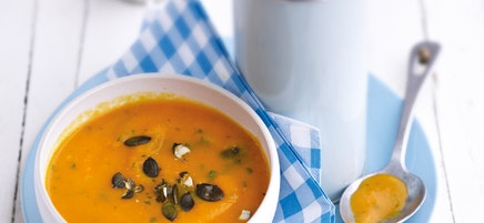 Süßkartoffel-Karotten-Suppe mit Kürbiskerntopping