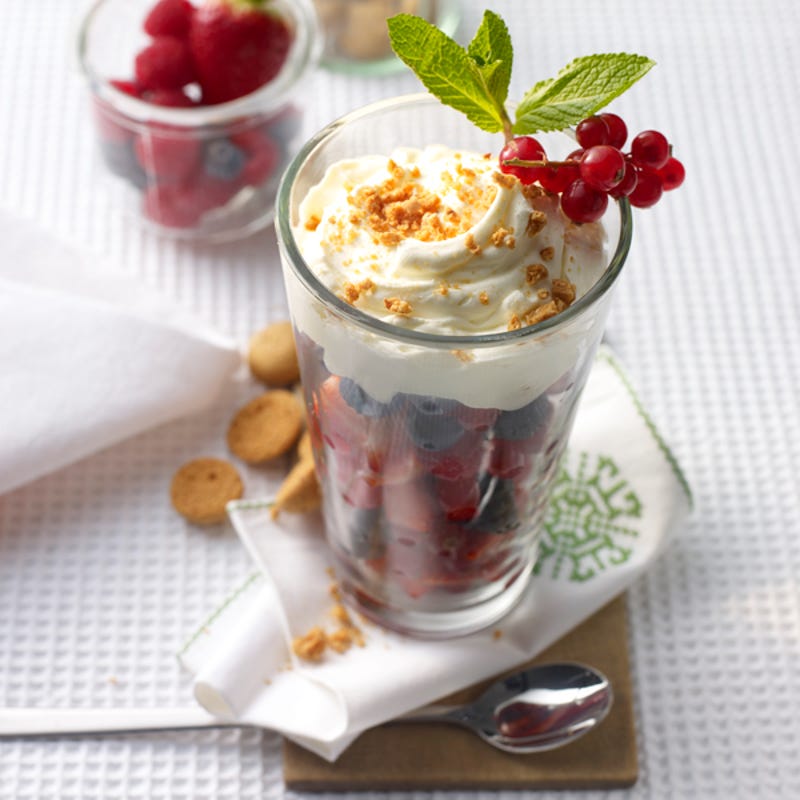 Beeren mit Cremehaube