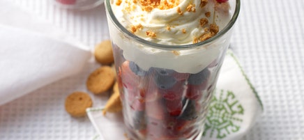 Beeren mit Cremehaube