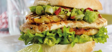 Ananas-Chicken-Burger mit scharfer Guacamole