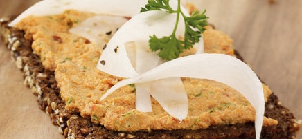 Roggenbrot mit pikanter Tofucreme