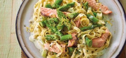 Spargel-Tagliatelle mit Lachs und Zitronensauce