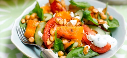 Salat mit Kürbis, Kichererbsen und Schafskäse
