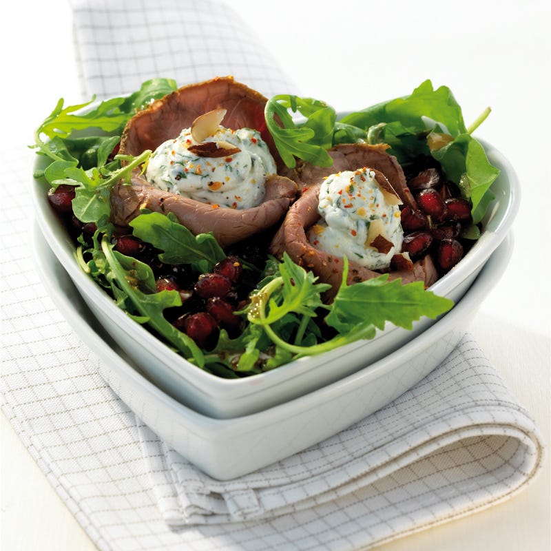 Foto Roastbeefröllchen auf Rucolasalatbett von WW