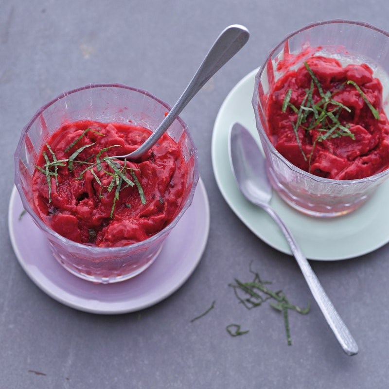 Himbeer-Blitz-Eis mit Minze