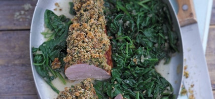 Schweinefilet mit Haselnusskruste und gedünstetem Blattspinat