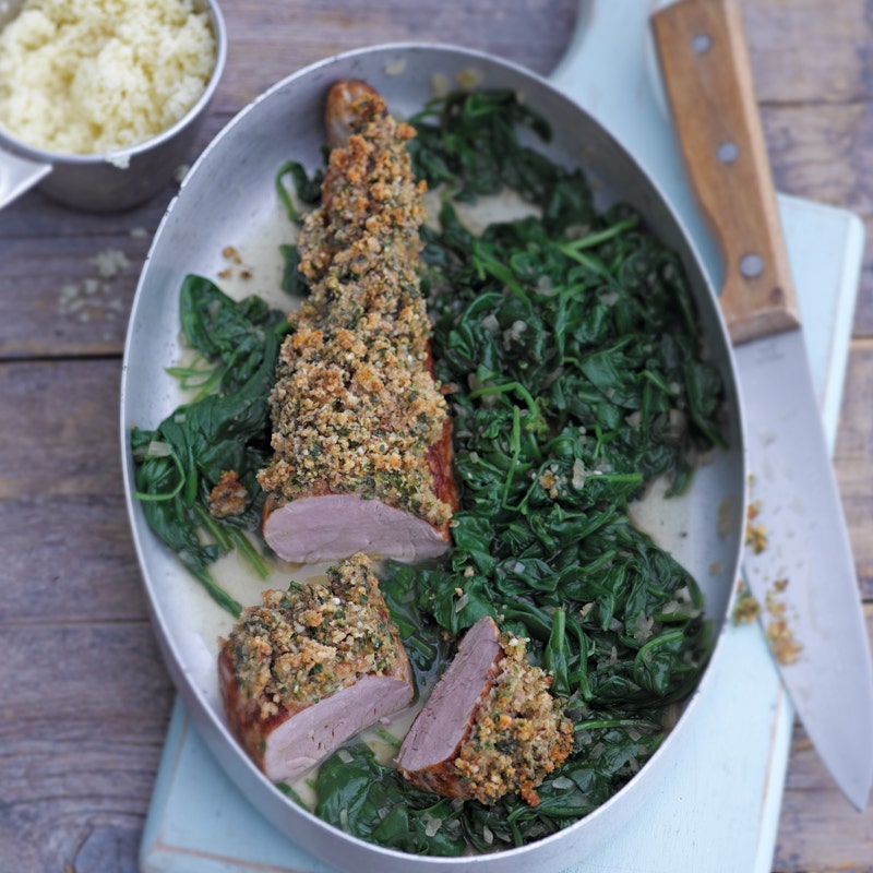 Schweinefilet mit Haselnusskruste und gedünstetem Blattspinat