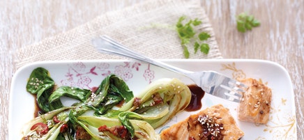 Pak Choi aus dem Ofen mit gebratenem Lachs