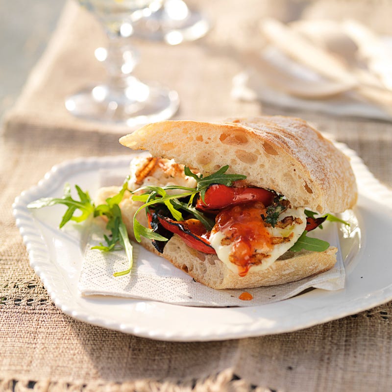Gegrillte Halloumi-Burger mit Chilisauce