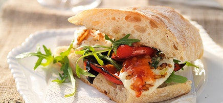Gegrillte Halloumi-Burger mit Chilisauce