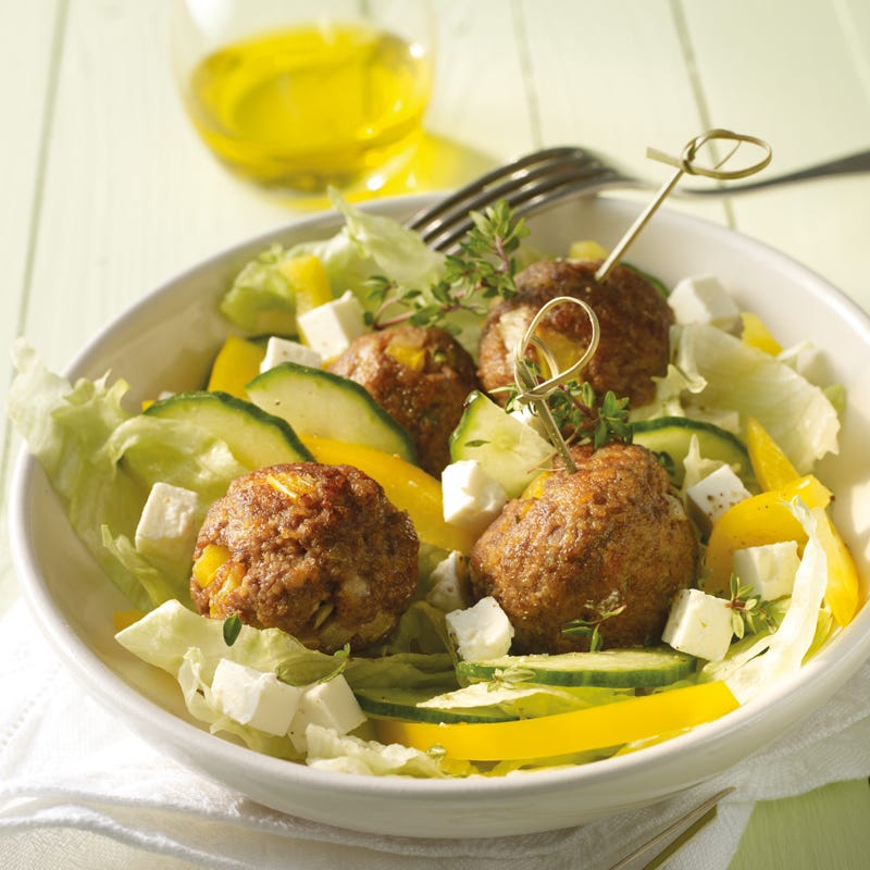 Foto Griechische Hackbällchen auf Bauernsalat von WW