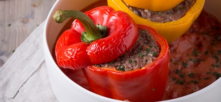 Mit Hack gefüllte Paprika auf Tomatensauce