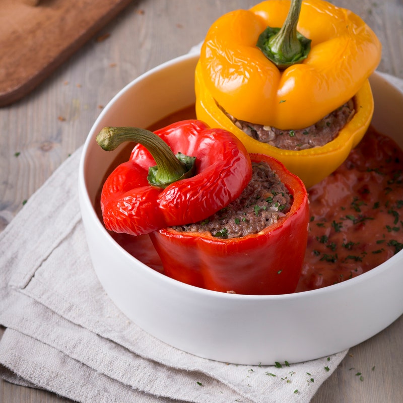 Mit Hack gefüllte Paprika auf Tomatensauce