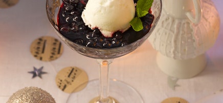 Limetten-Minz-Sorbet mit Heidelbeeren