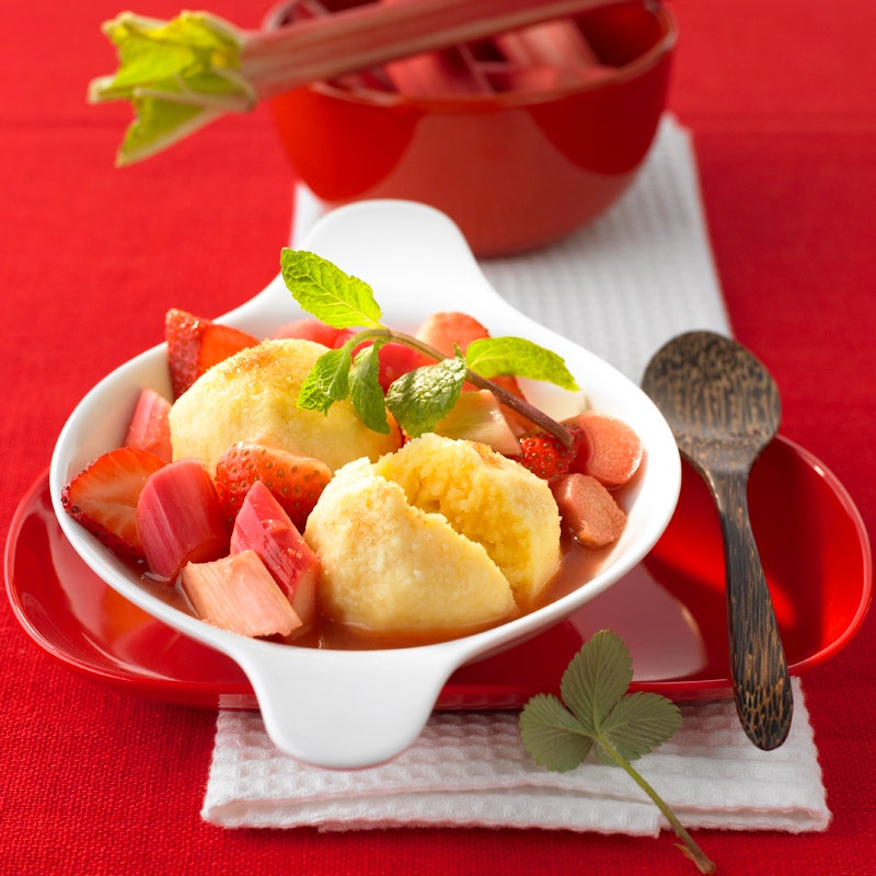 Grießknödel mit Rhabarber-Erdbeer-Kompott