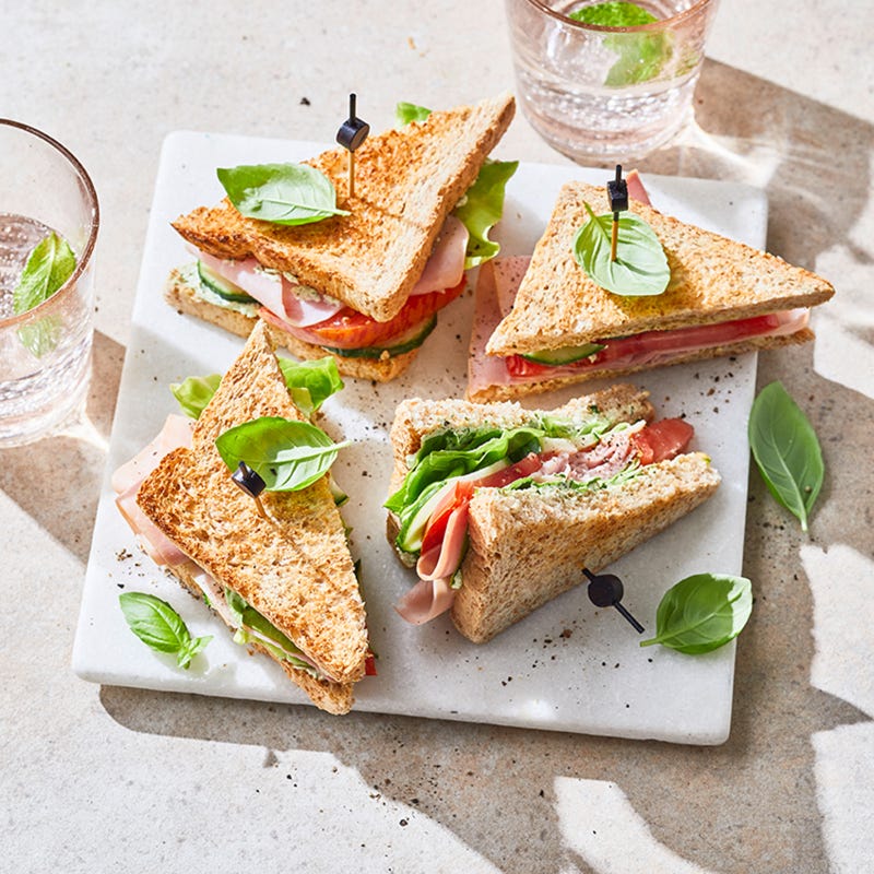 Schinkensandwich mit Basilikumfrischkäse