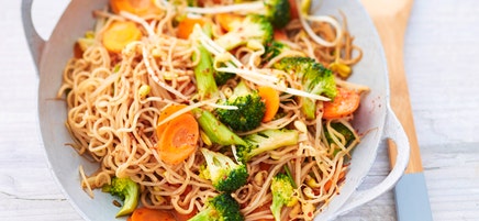Asia-Nudelpfanne mit Brokkoli