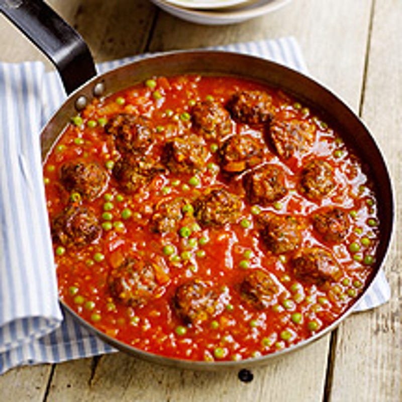 Fleischbällchen in Tomaten-Erbsen-Sauce
