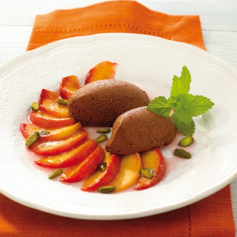 Mousse au Chocolat mit Pfirsichspalten