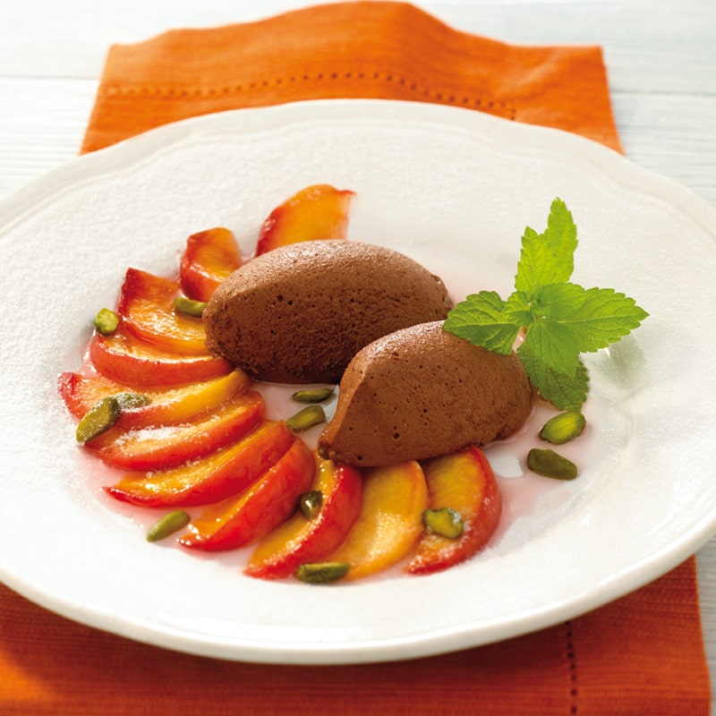 Mousse au Chocolat mit Pfirsichspalten