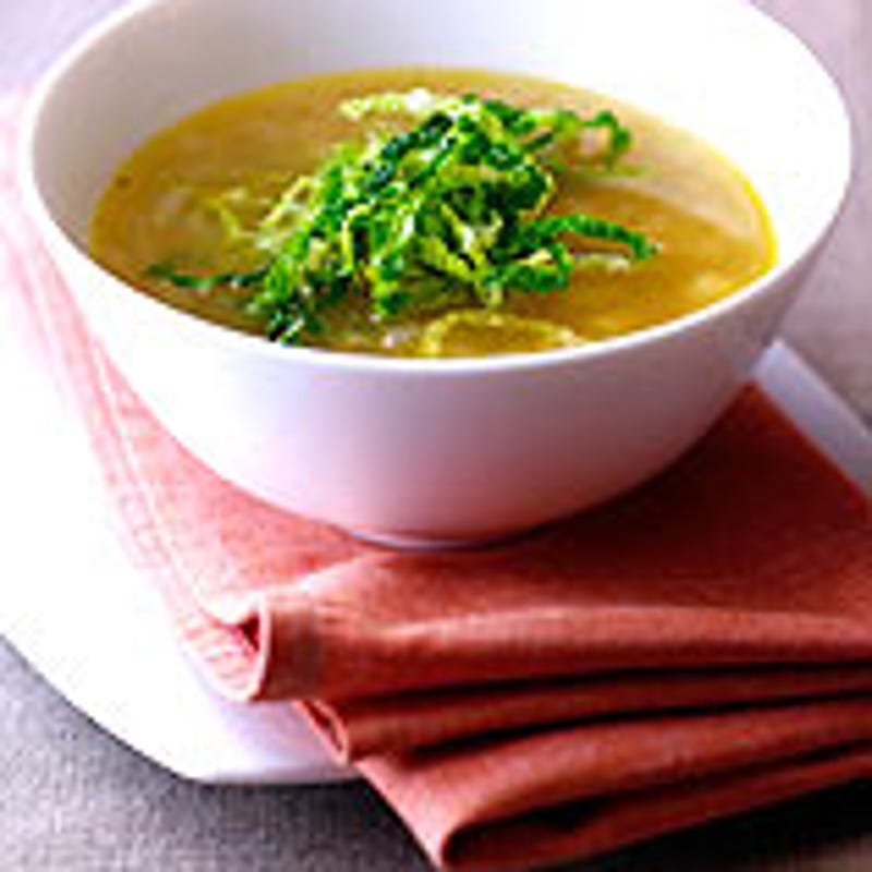 Foto Klare Kartoffelsuppe mit feinen Kohlstreifen von WW