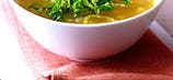 Klare Kartoffelsuppe mit feinen Kohlstreifen