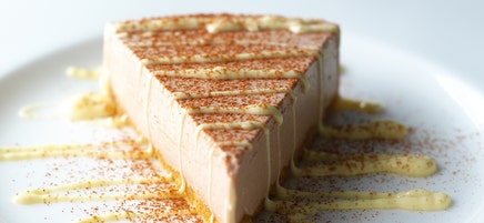 Käsekuchen mit weißer Schokoladenglasur