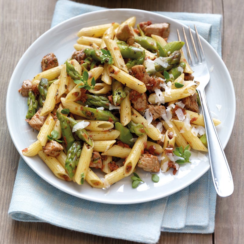 Foto Nudelpfanne mit grünem Spargel und Pesto Rosso von WW