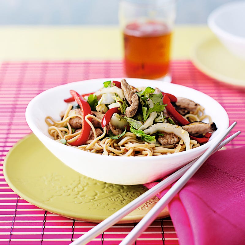 Asia-Nudeln mit Schweinefleisch und Chili