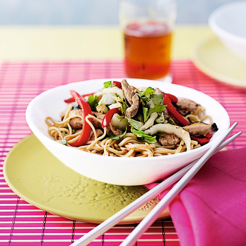 Asia-Nudeln mit Schweinefleisch und Chili
