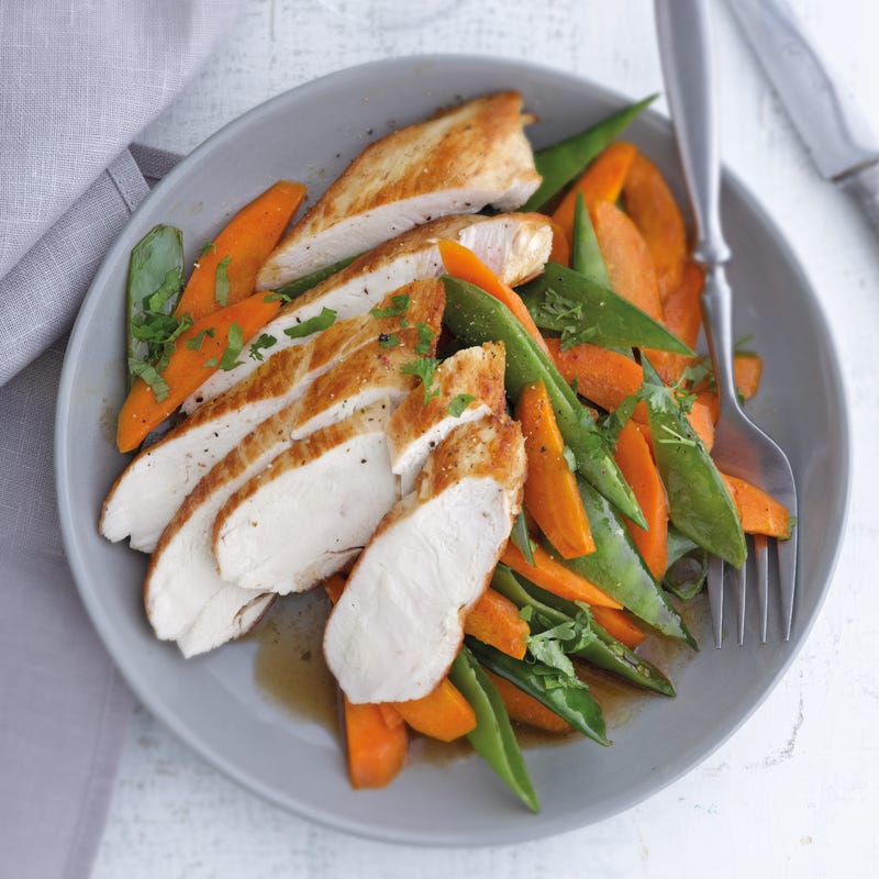 Balsamico-Hähnchenbrust auf buntem Zuckerschotengemüse