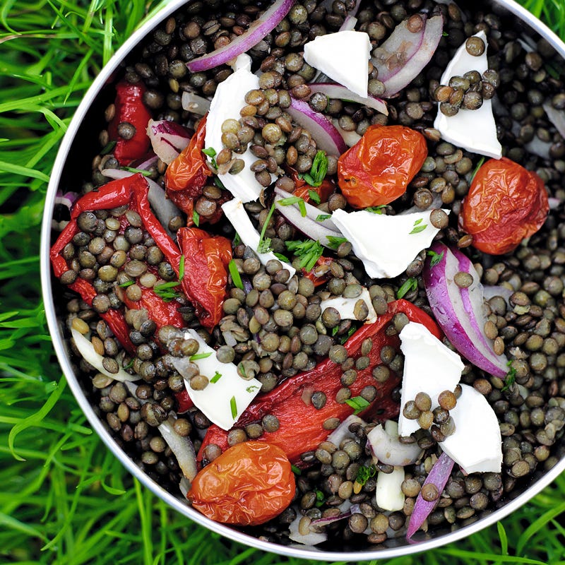Linsensalat mit Ziegenkäse und gerösteter Paprika