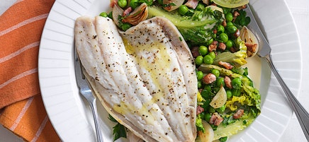 Scholle mit Erbsen, Schinkenspeck und Salat