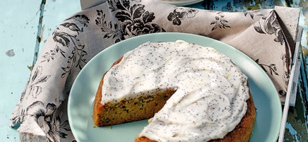 Zucchinikuchen mit Zitronen-Mohnglasur
