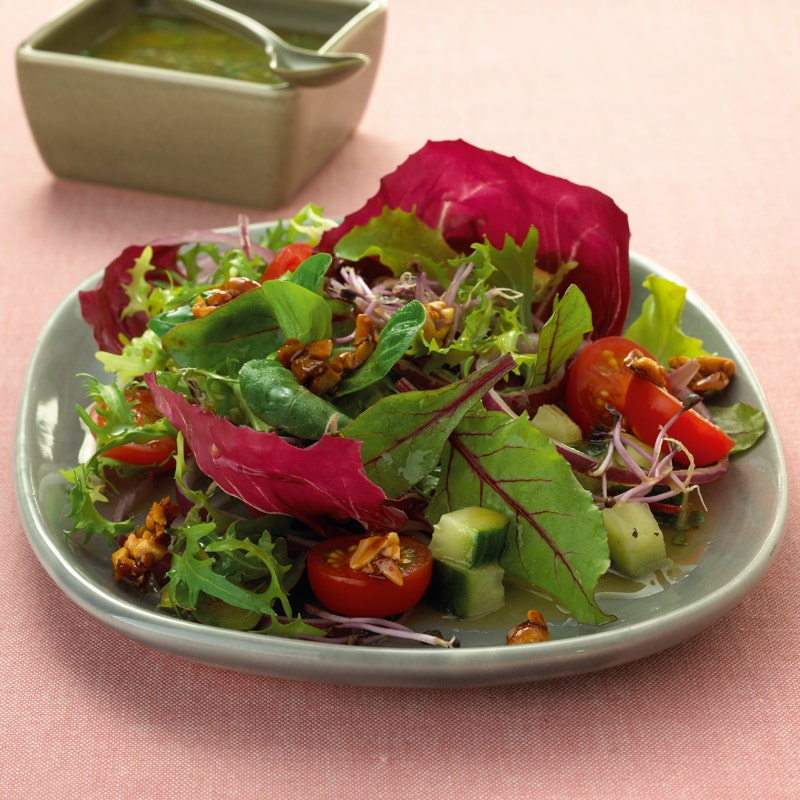 Blattsalat mit Sprossen und Chilinüssen