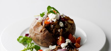 Ofenkartoffel mit Feta-Tatar-Füllung
