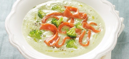 Brokkolisuppe mit Lachs
