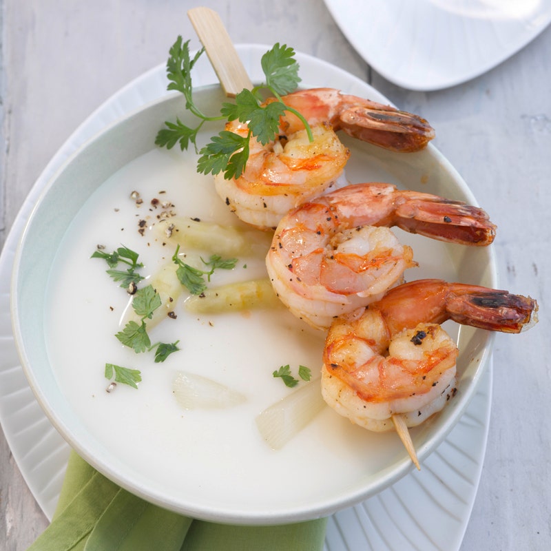 Spargelcremesuppe mit Garnelenspießen