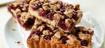 Kirsch-Streuselkuchen mit Basilikum