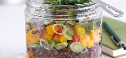 Linsensalat im Glas mit Mango und Rucola