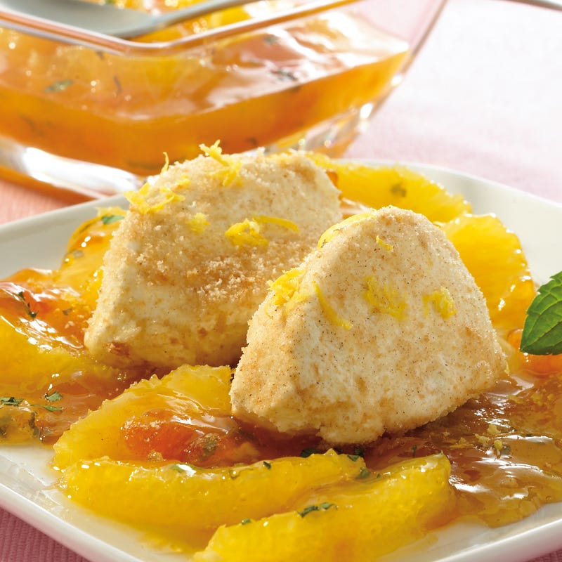 Quarknocken auf Orangensalat