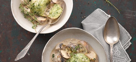 Fixe Spinatknödel mit Thymian-Pilz-Rahmsauce