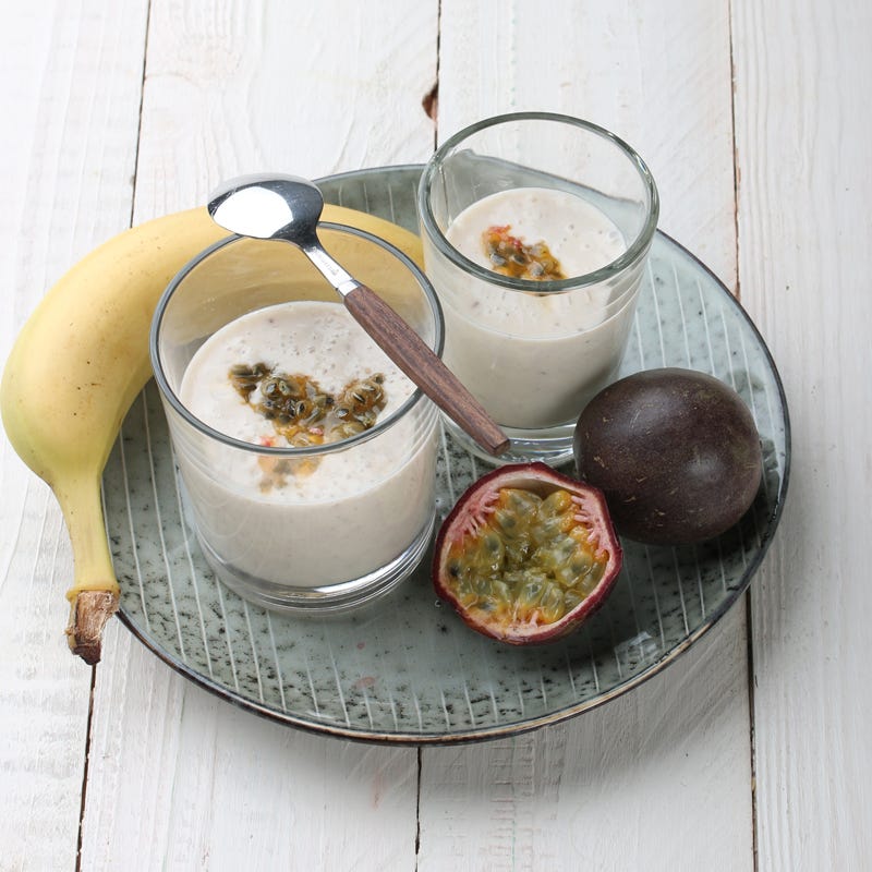 Exotischer Bananenjoghurt mit Passionsfruchttopping