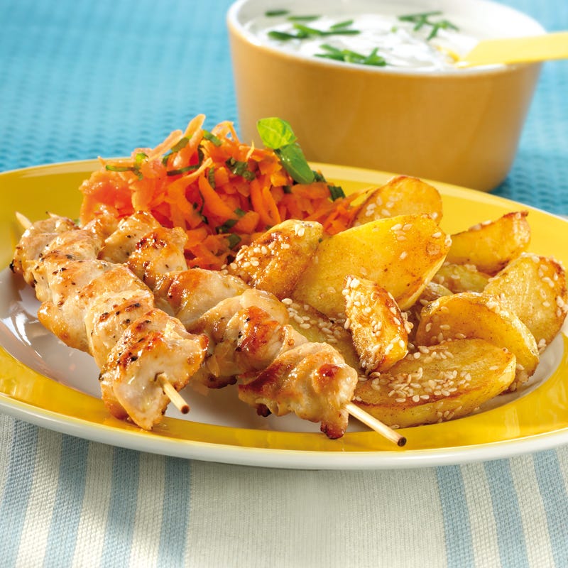 Foto Hähnchenspieße mit Sesamkartoffeln und Karottensalat von WW