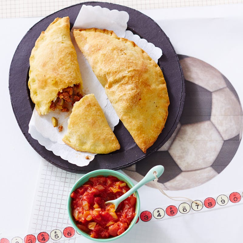 Brasilianische Empanadas mit scharfer Salsa