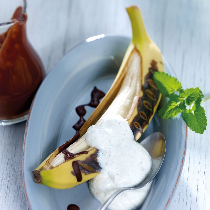 Grillbanane mit Vanillecreme und Schokosauce