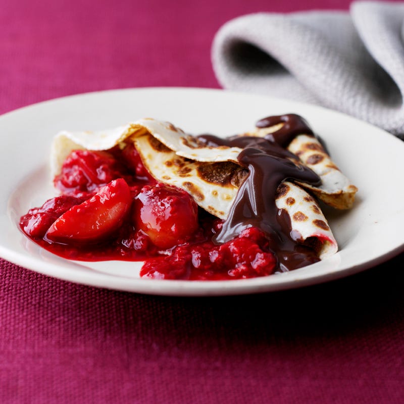 Foto Pflaumen-Himbeer-Pfannkuchen mit Schokosauce von WW