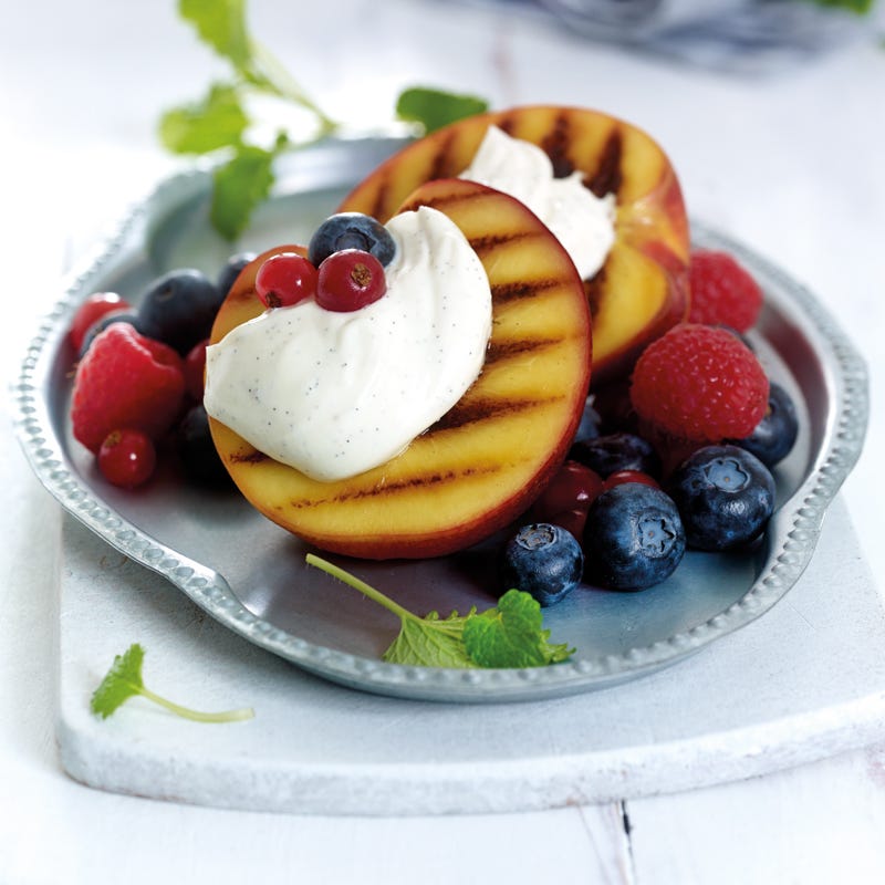 Pfirsiche mit Cremefüllung und Beeren